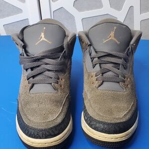 Jordan Men's Gray and Gold Sneakers